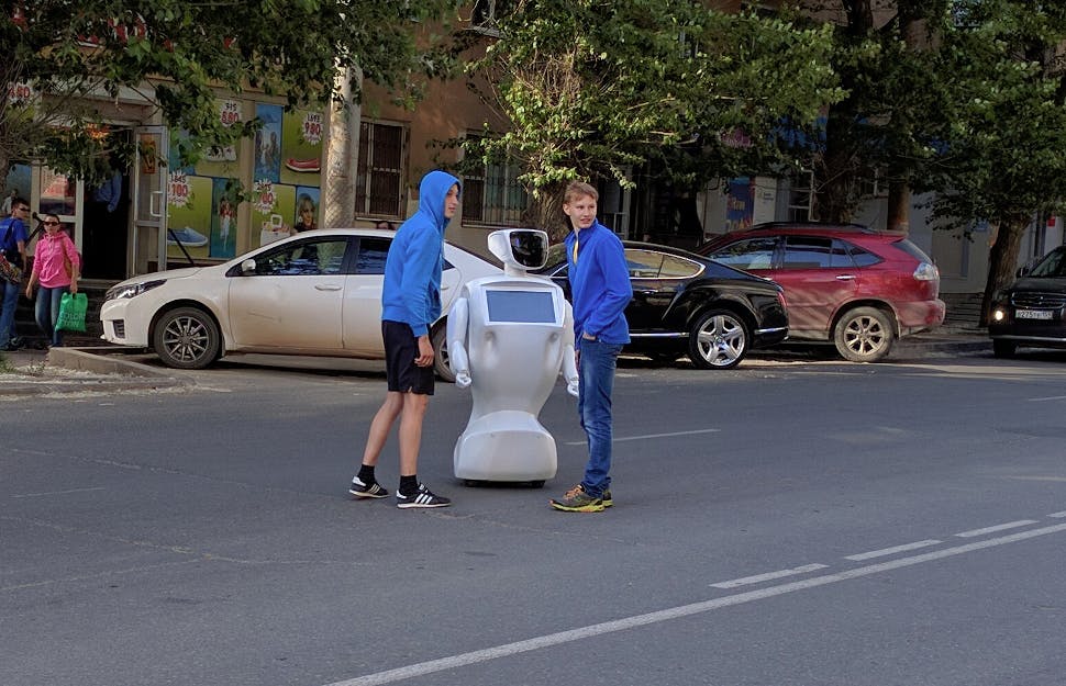 Robot escapes from lab, causes traffic chaos.