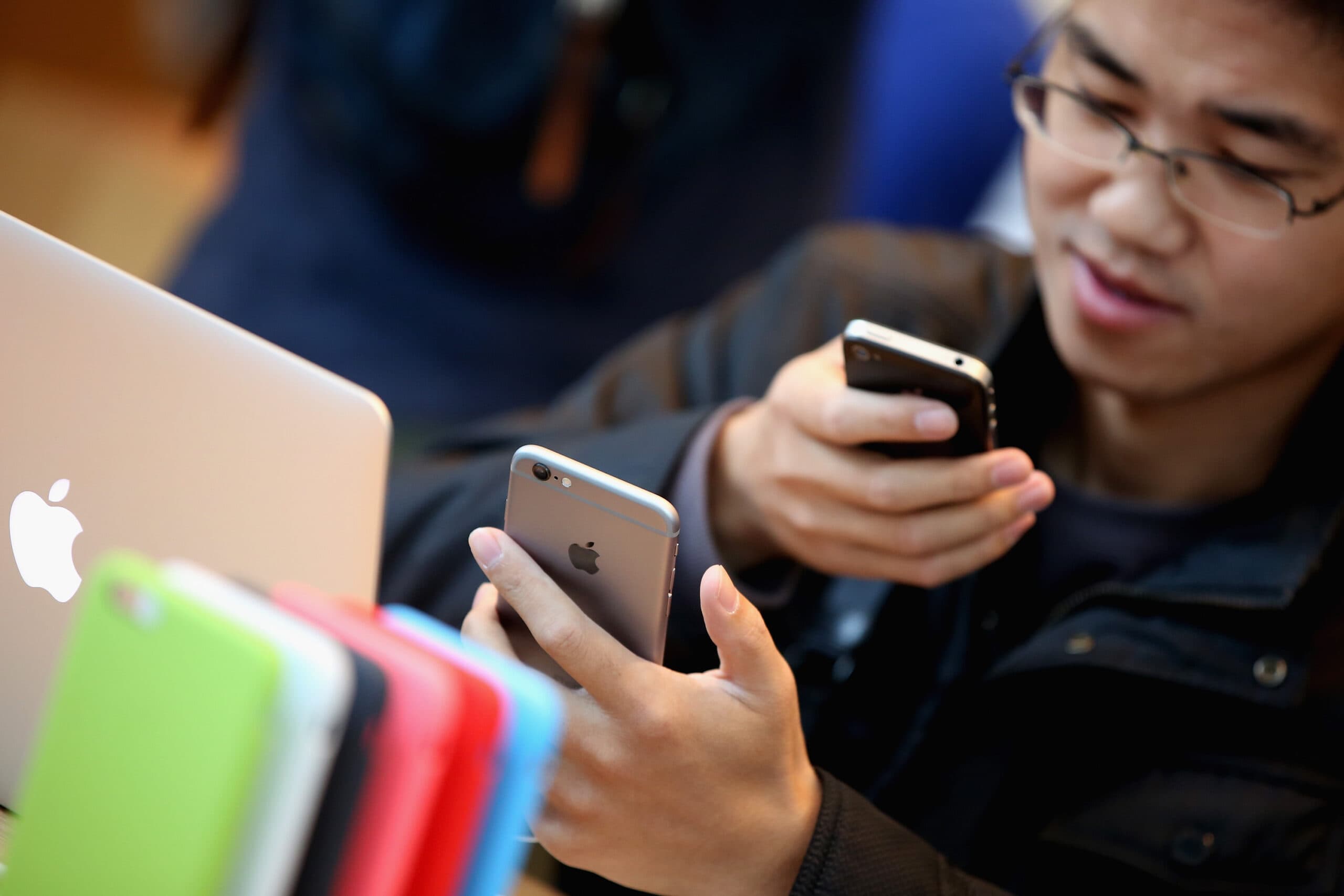 China favours Huawei Technologies over Apple